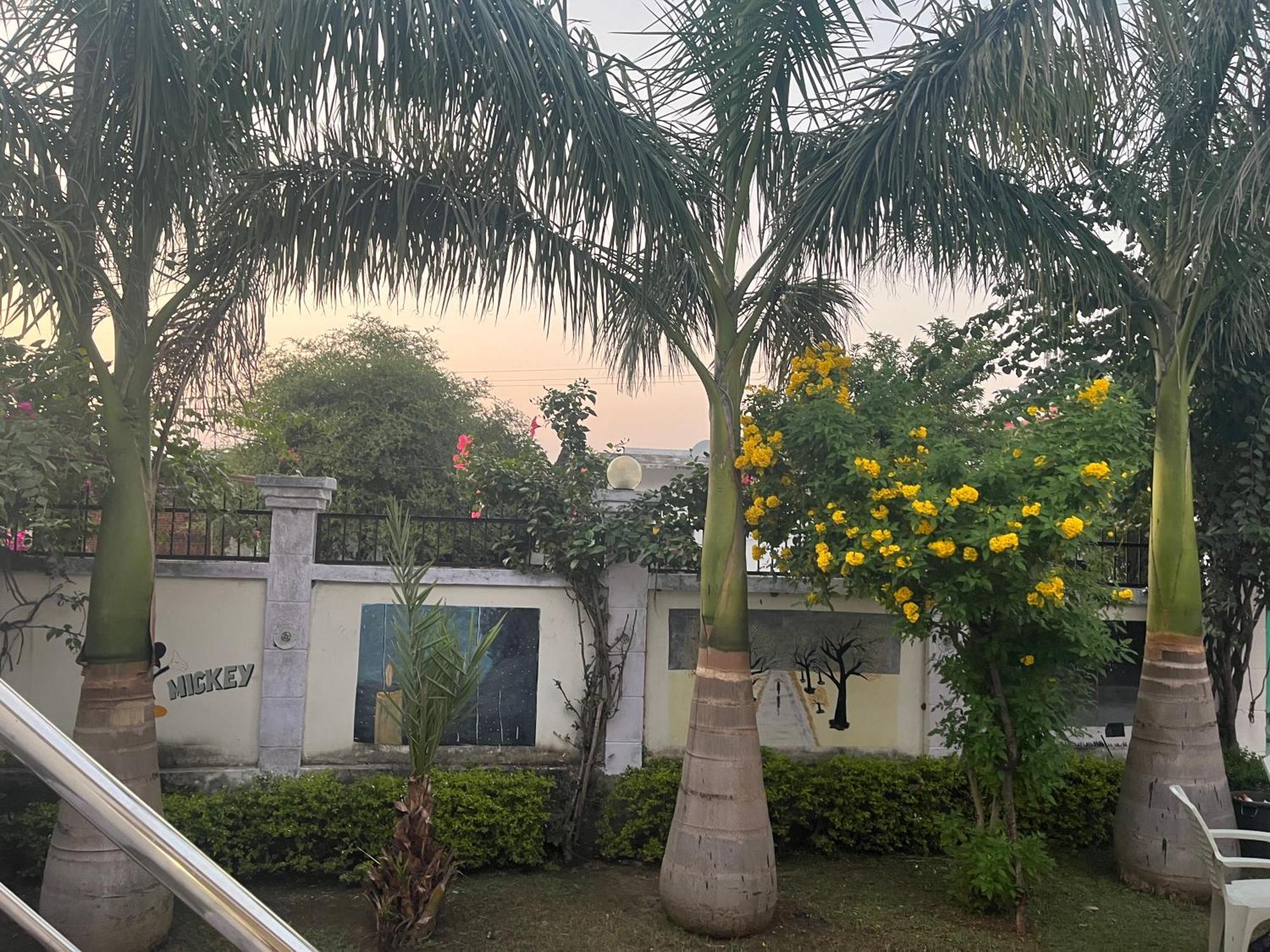 Sunrise Bed & Breakfast Khajurāho Exterior foto