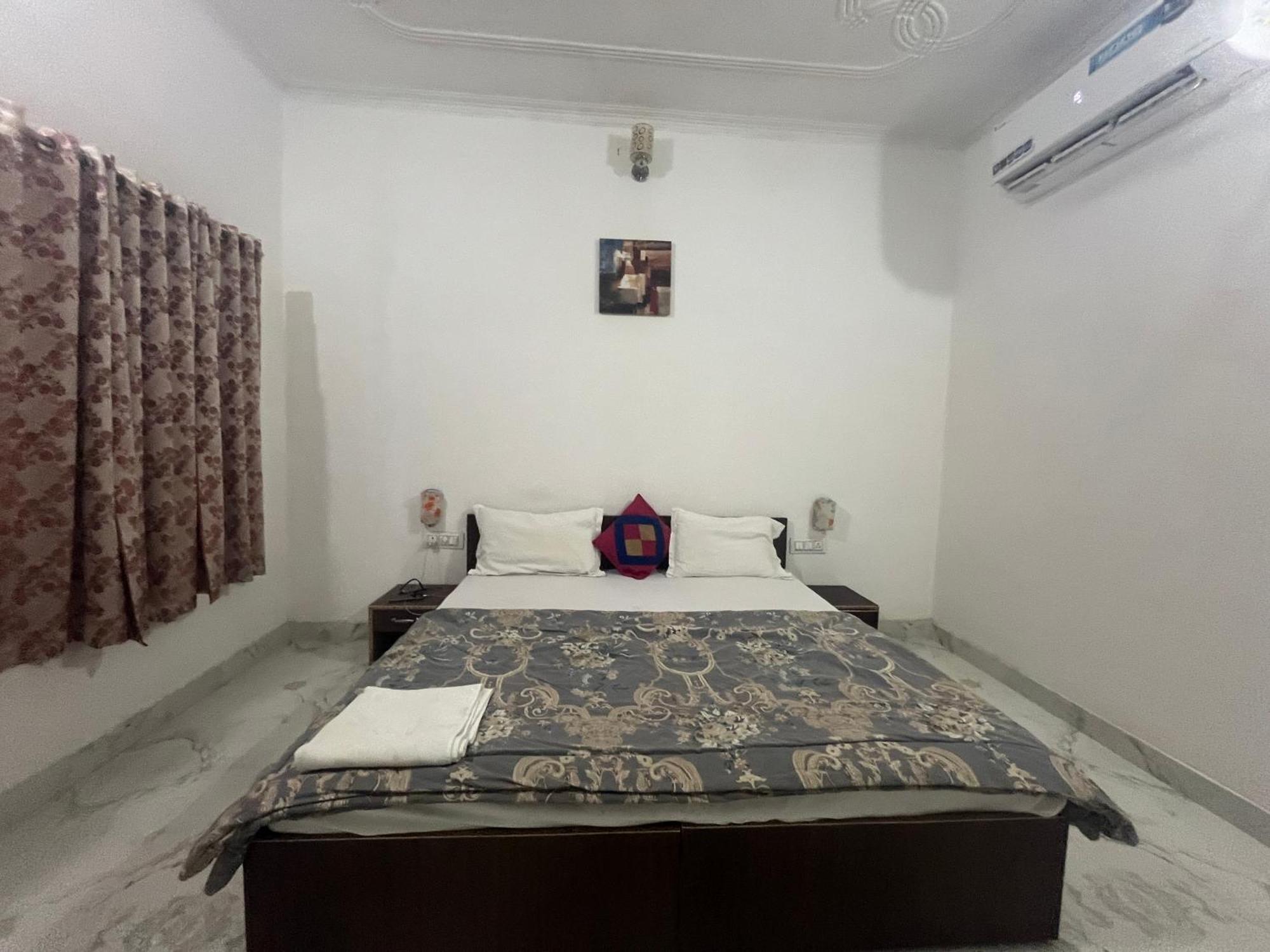 Sunrise Bed & Breakfast Khajurāho Exterior foto
