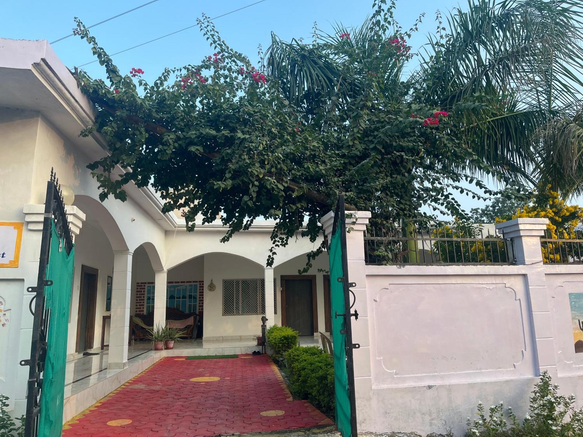 Sunrise Bed & Breakfast Khajurāho Exterior foto
