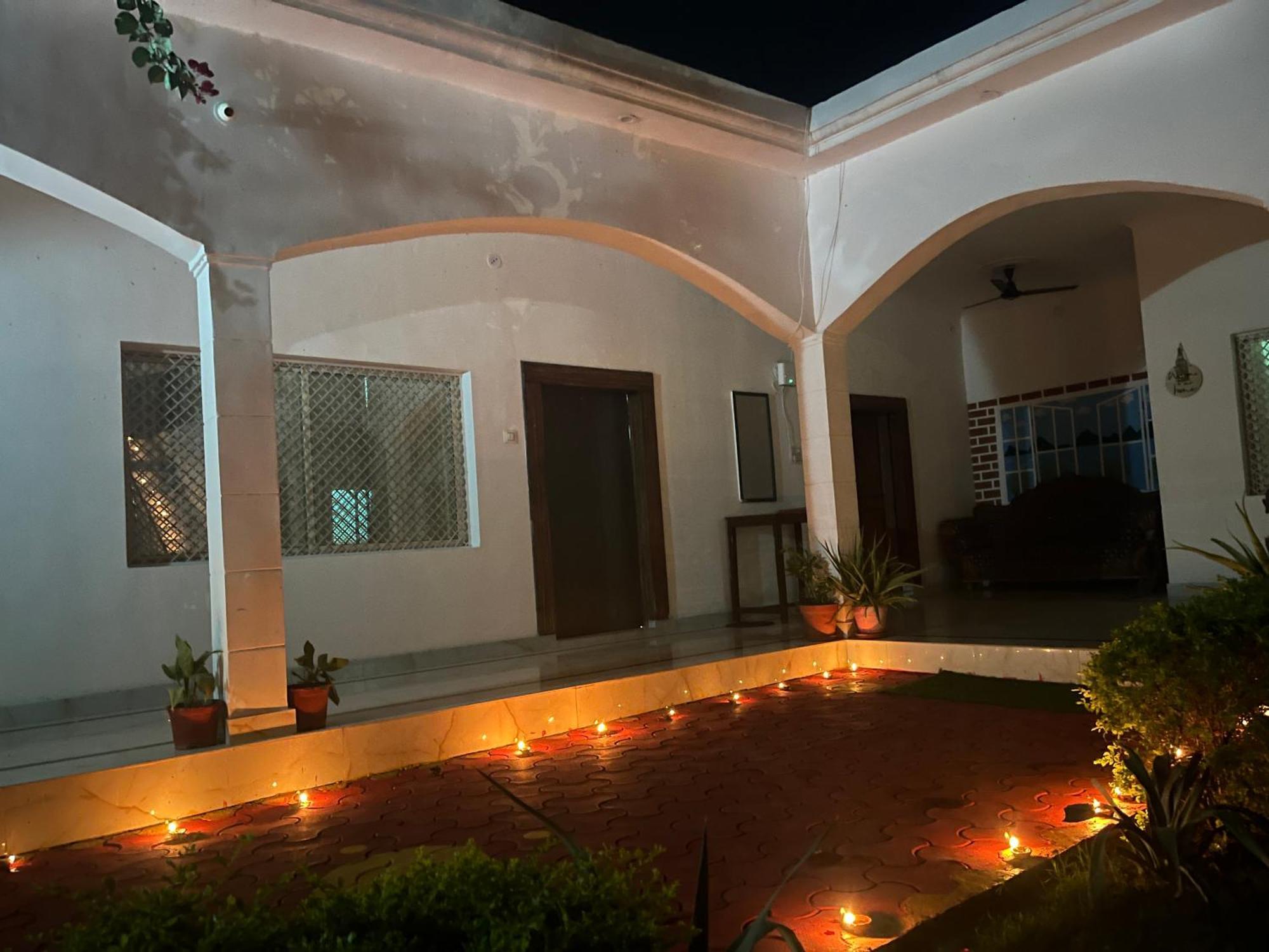 Sunrise Bed & Breakfast Khajurāho Exterior foto
