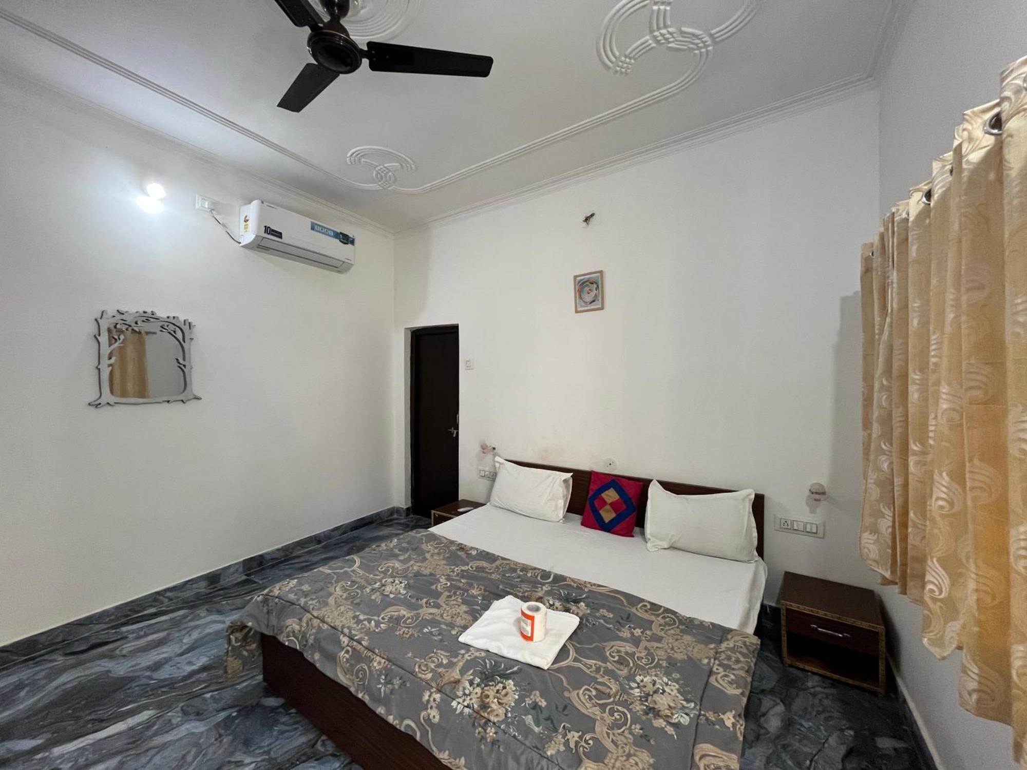 Sunrise Bed & Breakfast Khajurāho Exterior foto