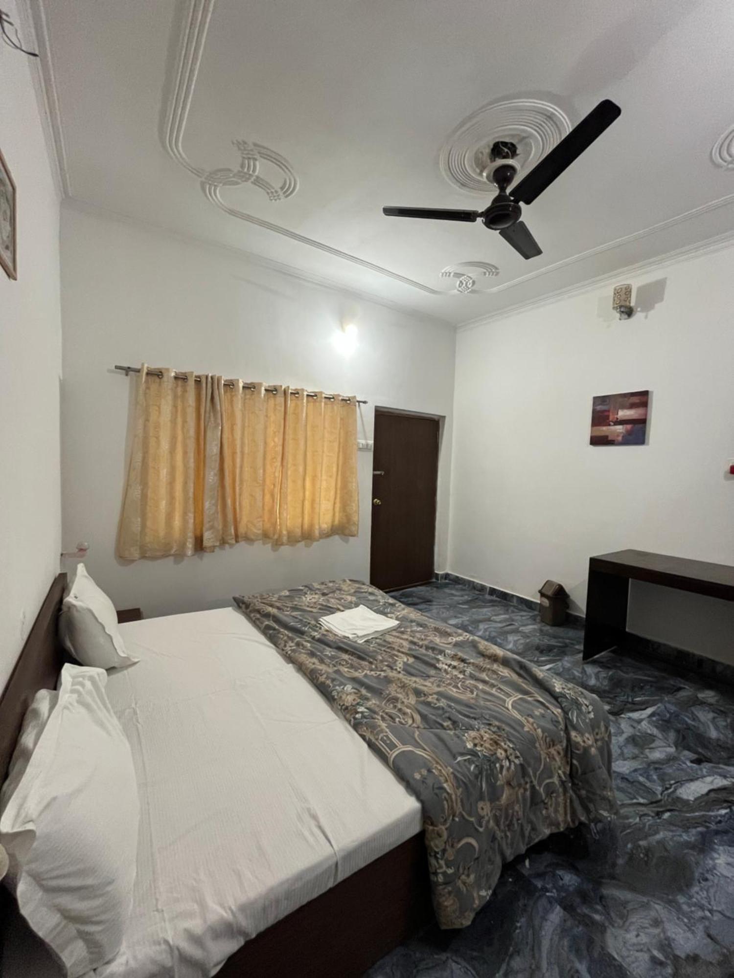Sunrise Bed & Breakfast Khajurāho Exterior foto