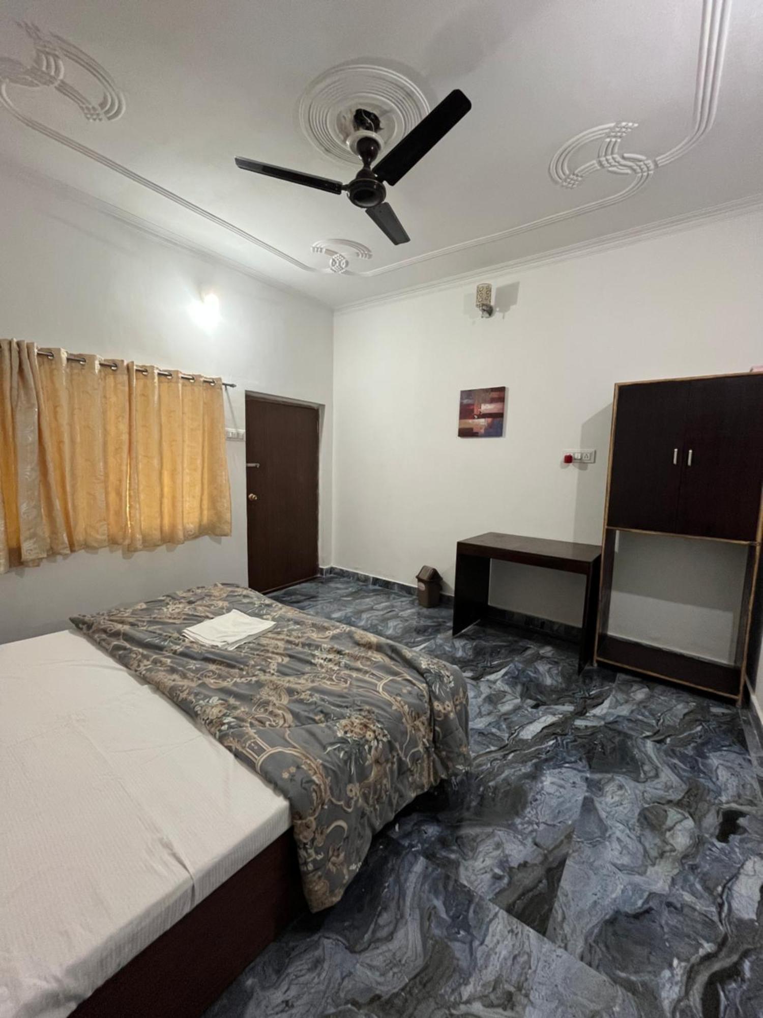 Sunrise Bed & Breakfast Khajurāho Exterior foto